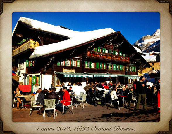 Das Gasthaus und seine sonnige Terrasse auf einem Foto von 2012